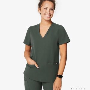 FIGS MOSS (OLIVE GREEN)CASMA 3 POCKET SCRUB TOP 🆕